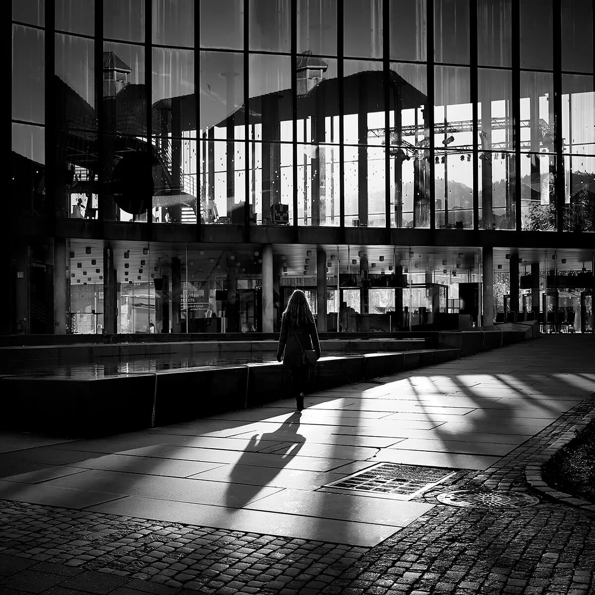 Walking by Grieg Hall<p>© Ragnar B. Varga</p>